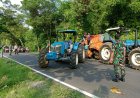 Truk Muatan Garam Alami Laka Tunggal di Jalan Raya Bendo - Maospati Anggota Koramil 13 Bendo Bantu Proses Evakuasi