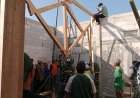Anggota Koramil 13 Bendo Karya Bakti Bersama Warga Sekitar Menaikan Kuda Kuda Bangunan Di Ponpes Darussalam        